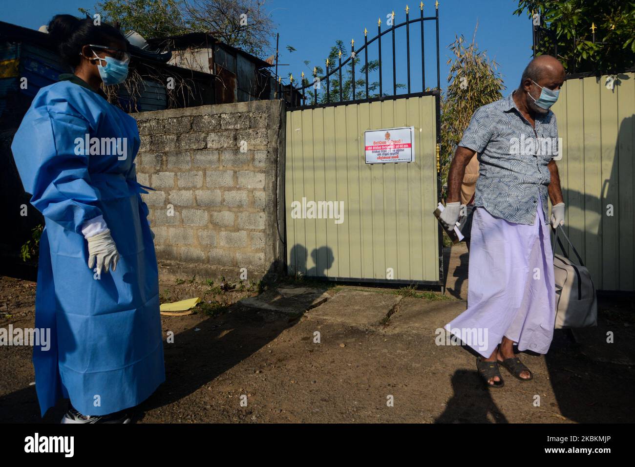 Atalugama, un village situé à environ 40 kilomètres au sud de la capitale de Colombo, a été enfermé après la découverte d'un patient COVID-19 confirmé après avoir été en contact avec au moins 26 personnes, tandis que le couvre-feu national continue d'être en place pour prévenir la propagation de la maladie, à Colombo, Sri Lanka, on 28 mars 2020. Après le confinement, deux personnes - un père et une fille - qui avaient été en contact avec le cas confirmé, ont été hospitalisées par les autorités pour d'autres tests. (Photo d'Akila Jayawardana/NurPhoto) Banque D'Images