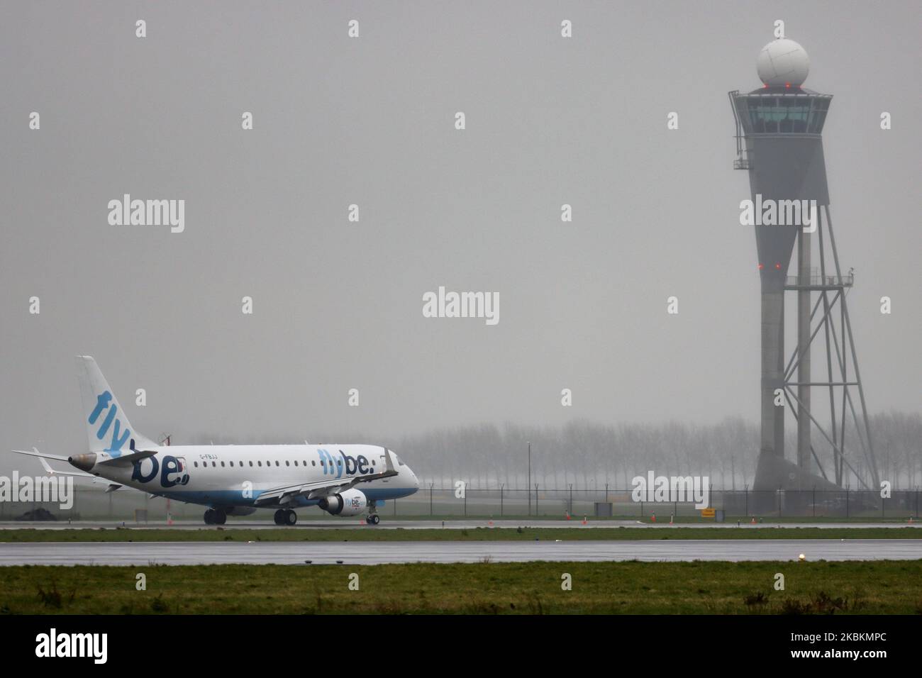 Avion Flybe Embraer ERJ-175 tel qu'il a été vu atterrir et rouler en taxi à l'aéroport international d'Amsterdam Schiphol. L'avion fabriqué au Brésil a l'enregistrement G-FBJJ. Flybe était un transporteur aérien commercial britannique de 63 avions qui a cessé ses activités au 5 mars 2020 en raison de problèmes financiers et de la détérioration du trafic de passagers en raison de la pandémie de coronavirus Covid-19. (Photo de Nicolas Economou/NurPhoto) Banque D'Images