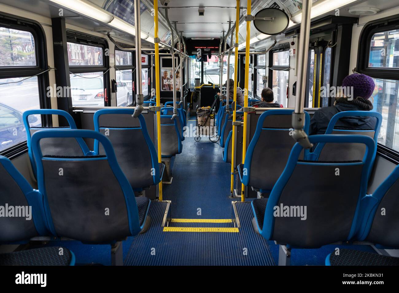 Un bus de l'Office de transport de Chicago (CTA) presque vide opère à Chicago sur 28 mars 2020. Des avis de distanciation sociale sont en place sur les autobus et les trains du CTA, mais le service normal est toujours disponible pendant la pandémie COVID-19. (Photo de Max Herman/NurPhoto) Banque D'Images