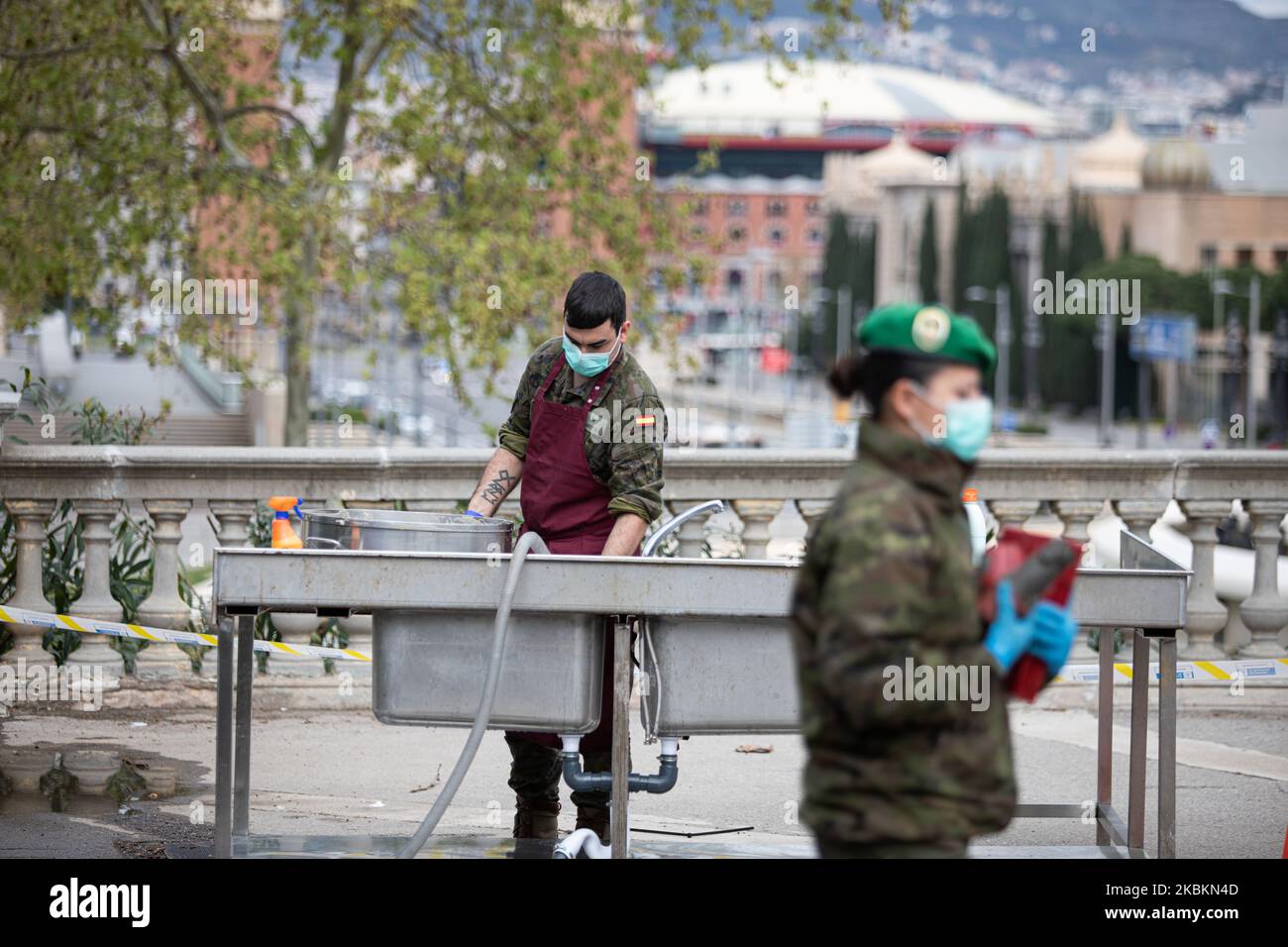 Un chef militaire dans un hôpital temporaire pour les personnes vulnérables au centre de Fira Barcelona Montjuic à Barcelone sur 25 mars 2020, pendant la nouvelle épidémie de coronavirus. - Le nombre de morts de coronavirus en Espagne a dépassé celui de la Chine, passant à 3 434 après que 738 personnes aient perdu la vie au cours des 24 dernières heures, a déclaré le gouvernement. Le nombre croissant de décès est arrivé lorsque l'Espagne est entrée dans le 11th jour d'un verrouillage sans précédent pour tenter de maîtriser l'épidémie de COVID-19 qui a maintenant infecté 47 610 personnes, a déclaré le ministère de la Santé. (Photo de Pau Venteo/NurPhoto) Banque D'Images