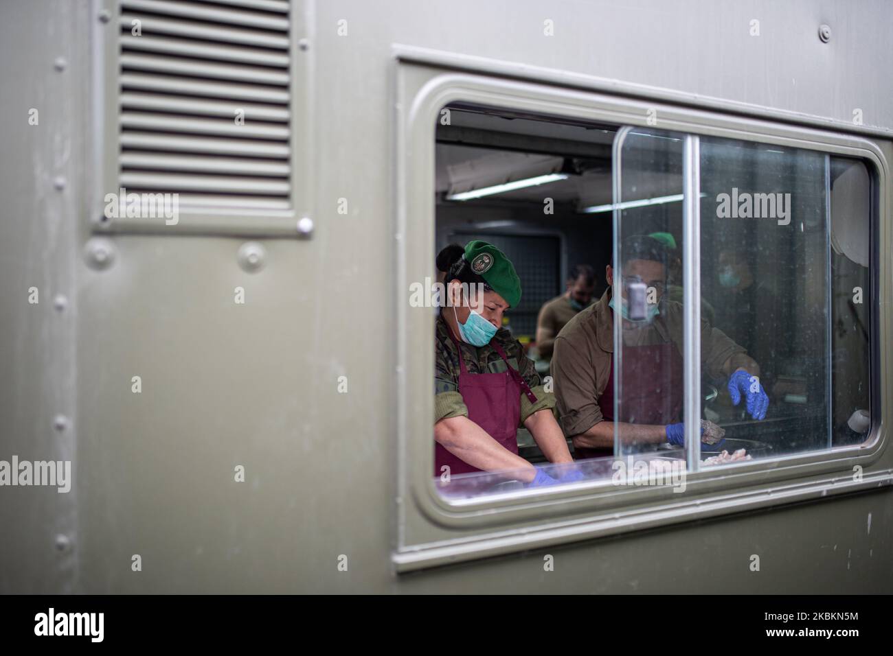 La cuisine militaire de l'extérieur dans un hôpital temporaire pour les personnes vulnérables au centre de Fira Barcelone Montjuic à Barcelone sur 25 mars 2020, pendant la nouvelle épidémie de coronavirus. - Le nombre de morts de coronavirus en Espagne a dépassé celui de la Chine, passant à 3 434 après que 738 personnes aient perdu la vie au cours des 24 dernières heures, a déclaré le gouvernement. Le nombre croissant de décès est arrivé lorsque l'Espagne est entrée dans le 11th jour d'un verrouillage sans précédent pour tenter de maîtriser l'épidémie de COVID-19 qui a maintenant infecté 47 610 personnes, a déclaré le ministère de la Santé. (Photo de Pau Venteo/NurPhoto) Banque D'Images