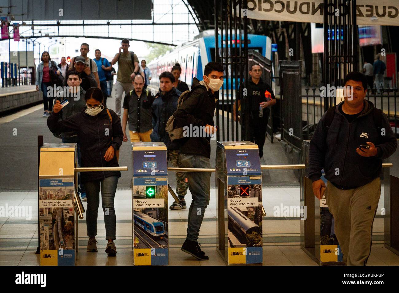 Personnes à la gare, à Buenos Aires, en Argentine, sur 29 mars 2020 pendant l'urgence du coronavirus. (Photo de Federico Rotter/NurPhoto) (photo de Federico Rotter/NurPhoto) Banque D'Images