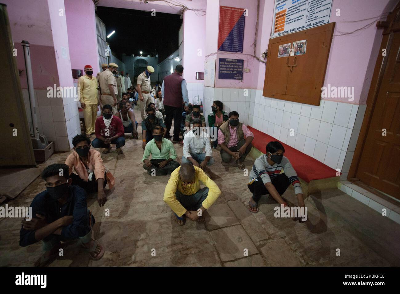 Les prisonniers se préparent à se réalisser sur leur salaire pendant 8 semaines dans la prison centrale de Naini en raison du virus corona panique COVID-19 , pendant le confinement national , à Allahbad sur 30 mars 2020 . (Photo de Ritesh Shukla/NurPhoto) Banque D'Images