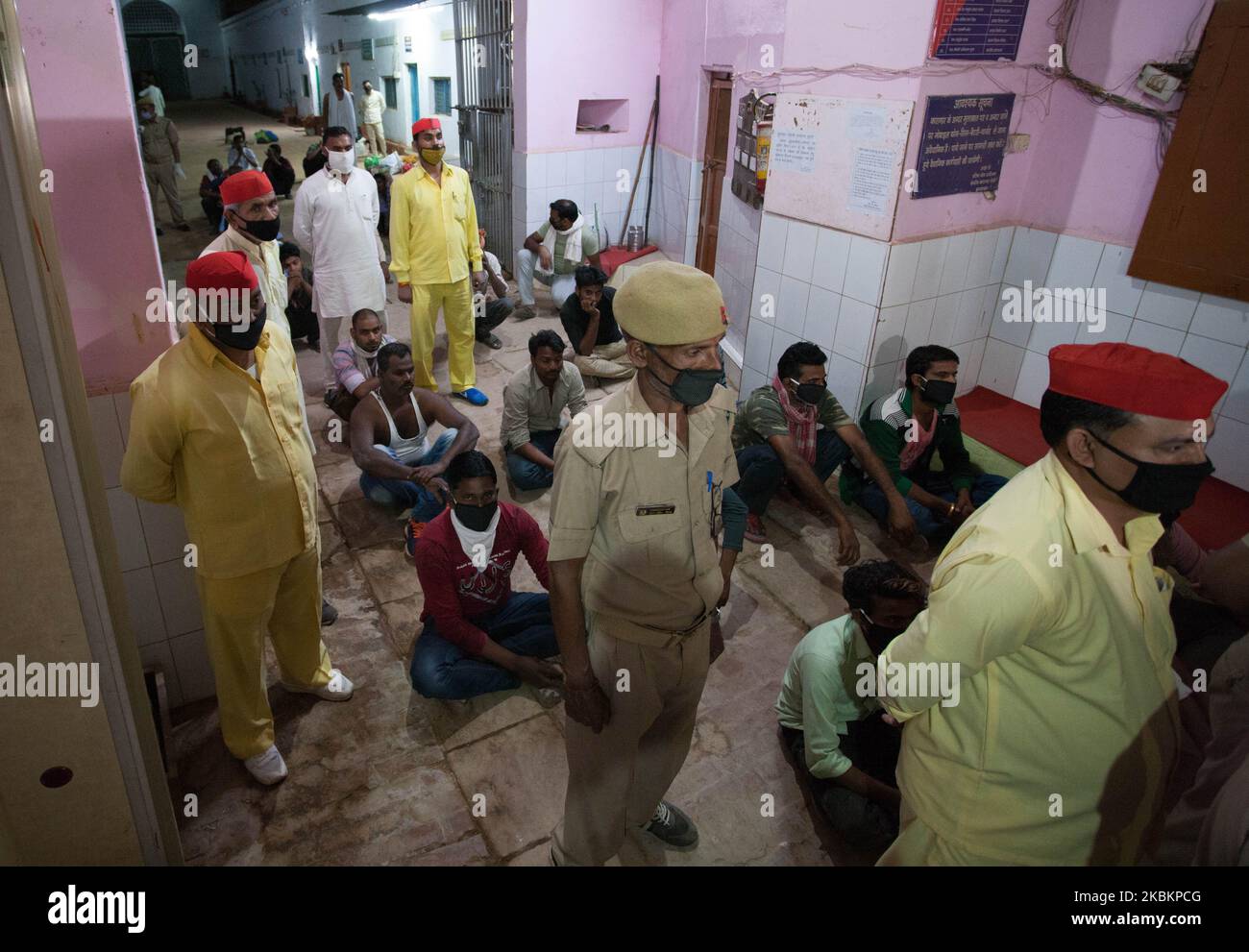Les prisonniers se préparent à se réalisser sur leur salaire pendant 8 semaines dans la prison centrale de Naini en raison du virus corona panique COVID-19 , pendant le confinement national , à Allahbad sur 30 mars 2020 . (Photo de Ritesh Shukla/NurPhoto) Banque D'Images