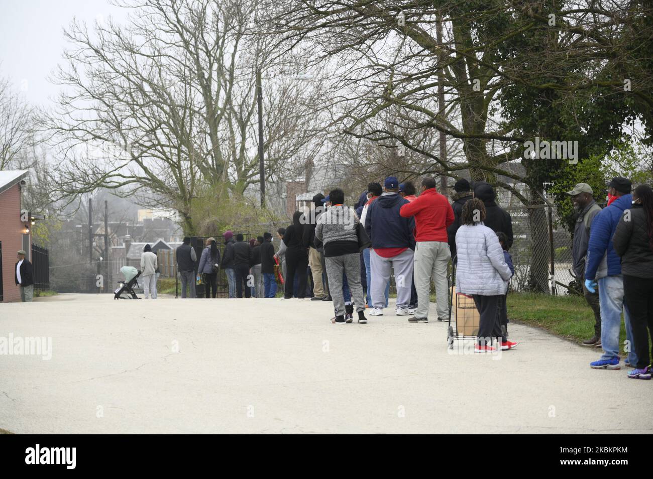 Les membres de la communauté attendent en file d'attente pour recevoir un paquet de nourriture gratuit dans un lieu de distribution dans la section nord-ouest de Philadelphie, en Pennsylvanie, sur 30 mars 2020. Le programme coordonné par la ville distribue deux fois par semaine des boîtes de nourriture gratuites à vingt endroits de la ville aux résidents impici par la crise COVID-19. (Photo de Bastiaan Slabbers/NurPhoto) Banque D'Images