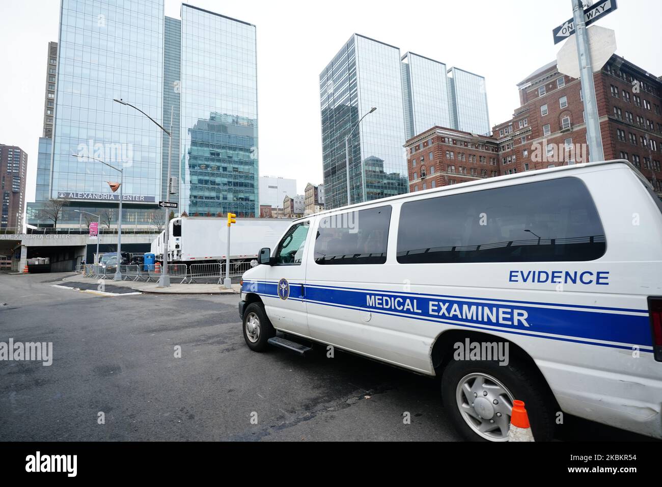 Les médecins examinateurs effectuent des autopsies vues le long d'une rangée d'unités de réfrigération utilisées comme morgues de fortune garées derrière le Centre hospitalier de Belleview, à New York, sur 30 mars 2020. (Photo de John Nacion/NurPhoto) Banque D'Images