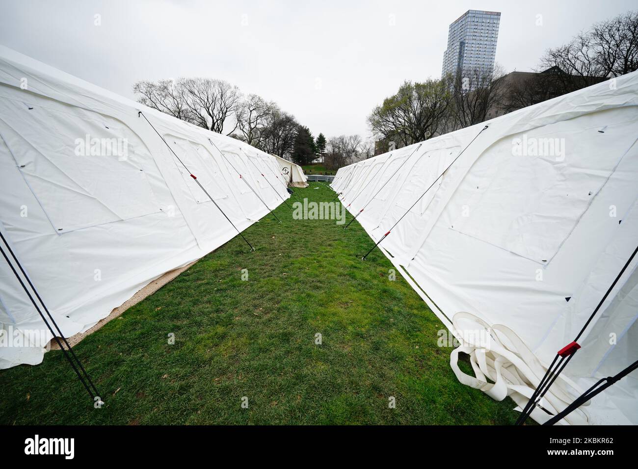 Tentes de fortune utilisées pour construire un hôpital temporaire à Central Park East Meadow à New York, aux États-Unis, sur 30 mars 2020. (Photo de John Nacion/NurPhoto) Banque D'Images