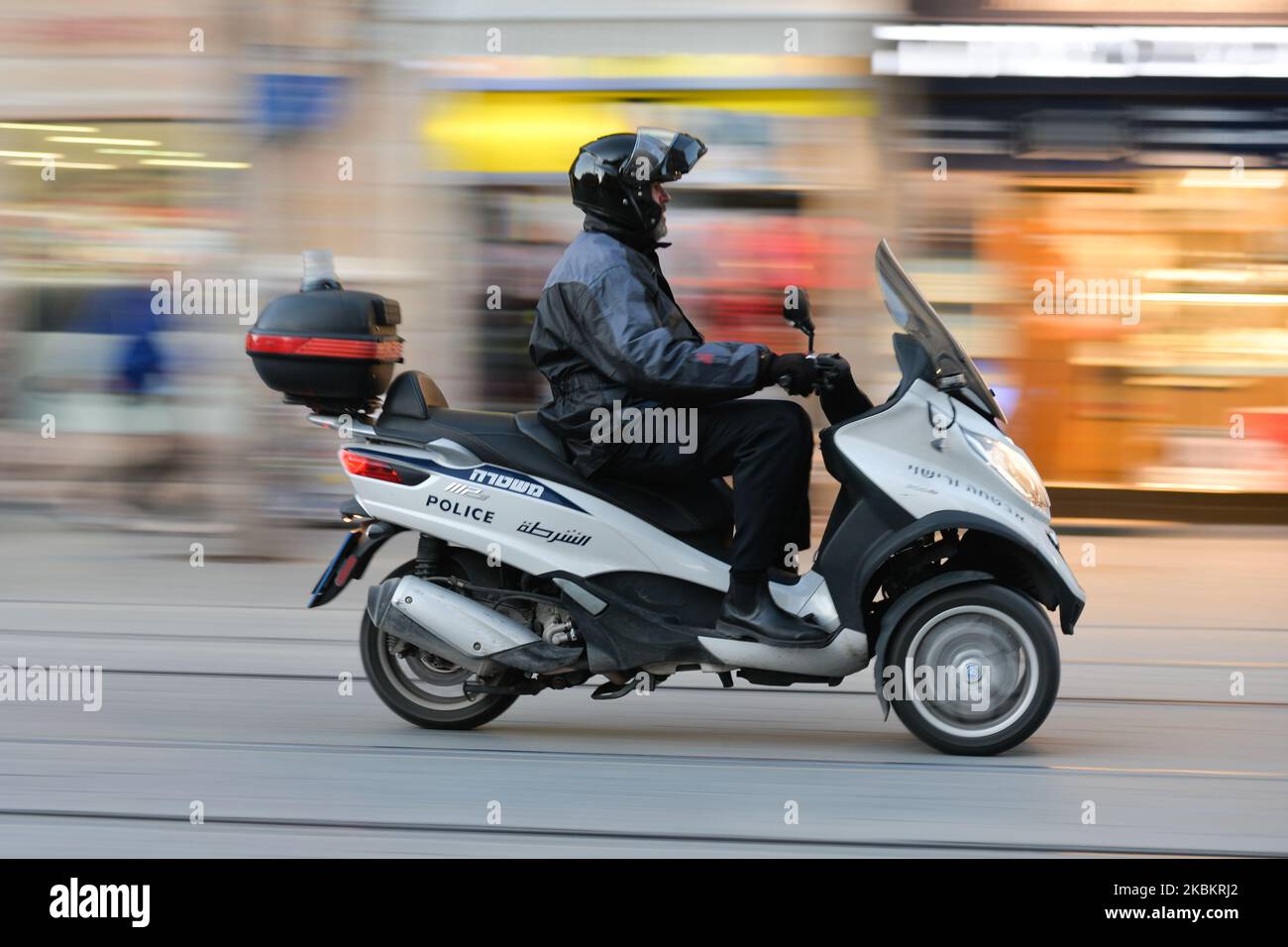 Un scooter de la police israélienne patrouilant dans la rue Jaffa, dans le  centre-ville de Jérusalem. Mercredi, 11 mars 2020, à Jérusalem, Israël.  (Photo par Artur Widak/NurPhoto Photo Stock - Alamy
