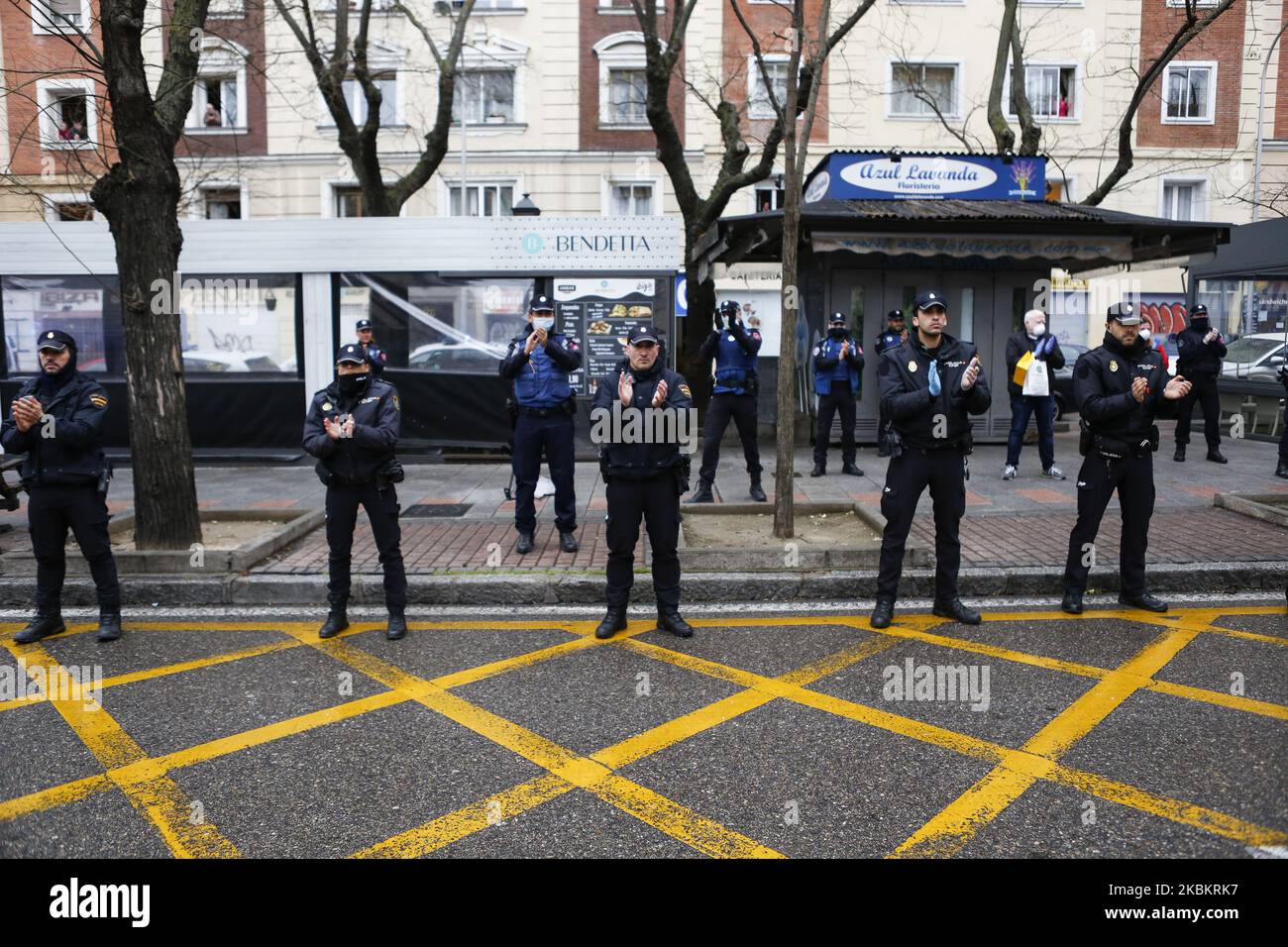 Les membres de la police devant l'hôpital Gregorio Maranon comme un symbole de respect et de gratitude aux travailleurs de la santé pour leur travail s'attaquant à Covid-19, à Madrid, Espagne, sur 30 mars 2020. L'Europe est devenue l'épicentre de l'épidémie de COVID-19, avec un tiers des cas signalés à l'échelle mondiale provenant maintenant de la région. (Photo de Guillermo Santos/NurPhoto) Banque D'Images