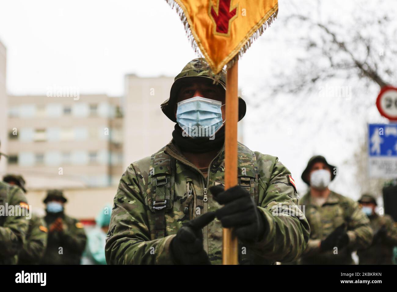 Des membres de l'armée espagnole se forment devant l'hôpital Gregorio Maranon comme un symbole de respect et de gratitude aux travailleurs de la santé pour leur travail s'attaquant à Covid-19, à Madrid, en Espagne, sur 30 mars 2020. L'Europe est devenue l'épicentre de l'épidémie de COVID-19, avec un tiers des cas signalés à l'échelle mondiale provenant maintenant de la région. (Photo de Guillermo Santos/NurPhoto) Banque D'Images