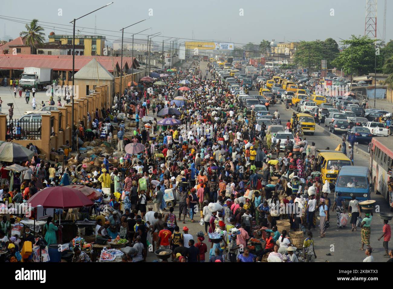 Les habitants de Lagos, malgré l'ordre social de distanciation, se regroupent au marché Oke-Odo, Lagos Nigeria lundi 30 mars 2020 pour faire du shopping de dernière minute. Le gouvernement fédéral a annoncé dimanche, à 29 mars, et a déclaré un confinement total avec effet à partir du lundi 11pm à Lagos, dans l'État d'Ogun et à Abuja, la capitale nationale, pour contrer la propagation de la pandémie du coronavirus (COVID-19). (Photo par Adekunle Ajayi/NurPhoto) Banque D'Images