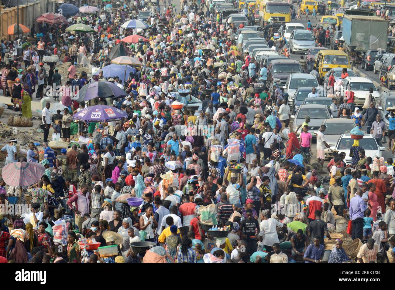 Les habitants de Lagos, malgré l'ordre social de distanciation, se regroupent au marché Oke-Odo, Lagos Nigeria lundi 30 mars 2020 pour faire du shopping de dernière minute. Le gouvernement fédéral a annoncé dimanche, à 29 mars, et a déclaré un confinement total avec effet à partir du lundi 11pm à Lagos, dans l'État d'Ogun et à Abuja, la capitale nationale, pour contrer la propagation de la pandémie du coronavirus (COVID-19). (Photo par Adekunle Ajayi/NurPhoto) Banque D'Images