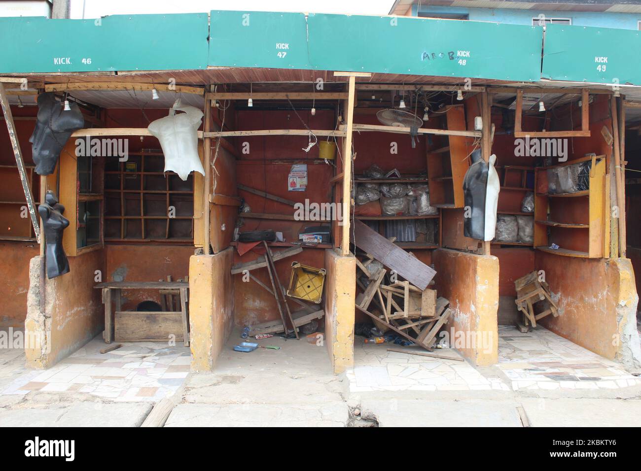 Les magasins d'Ogba, Lagos, Nigeria ont fermé leurs portes mardi 31 mars 2020. Le gouvernement fédéral a annoncé dimanche, à 29 mars, et a déclaré un confinement total avec effet à partir du lundi 11pm à Lagos, dans l'État d'Ogun et à Abuja, la capitale nationale, pour contrer la propagation de la pandémie du coronavirus (COVID-19). (Photo par Adekunle Ajayi/NurPhoto) Banque D'Images