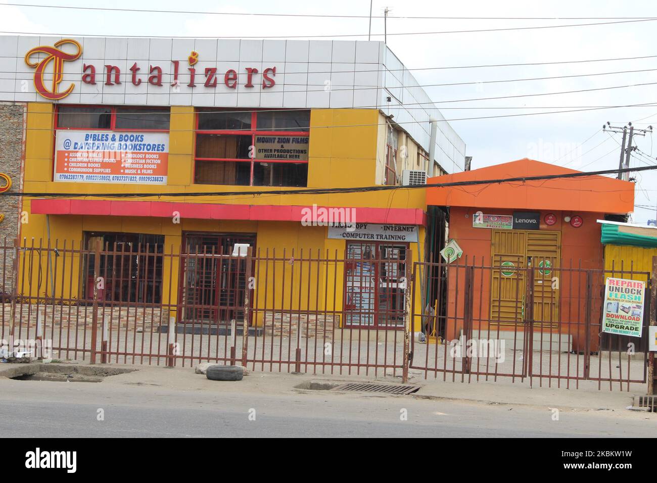 Une Eatery est fermée mardi 31 mars 2020 à Ogba, Lagos, au Nigéria. Le gouvernement fédéral a annoncé dimanche, à 29 mars, et a déclaré un confinement total avec effet à partir du lundi 11pm à Lagos, dans l'État d'Ogun et à Abuja, la capitale nationale, pour contrer la propagation de la pandémie du coronavirus (COVID-19). (Photo par Adekunle Ajayi/NurPhoto) Banque D'Images