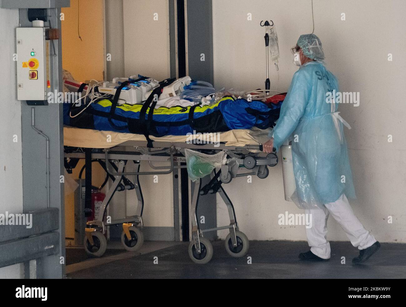 Patient souffrant du coronavirus / Covid-19 transféré de la région Ile-de-France à la région Bretagne par médecine TGV arrivant à la salle d'urgence de l'Hôpital universitaire de Rennes, France sur 1 avril 2020. (Photo par Estelle Ruiz/NurPhoto) Banque D'Images