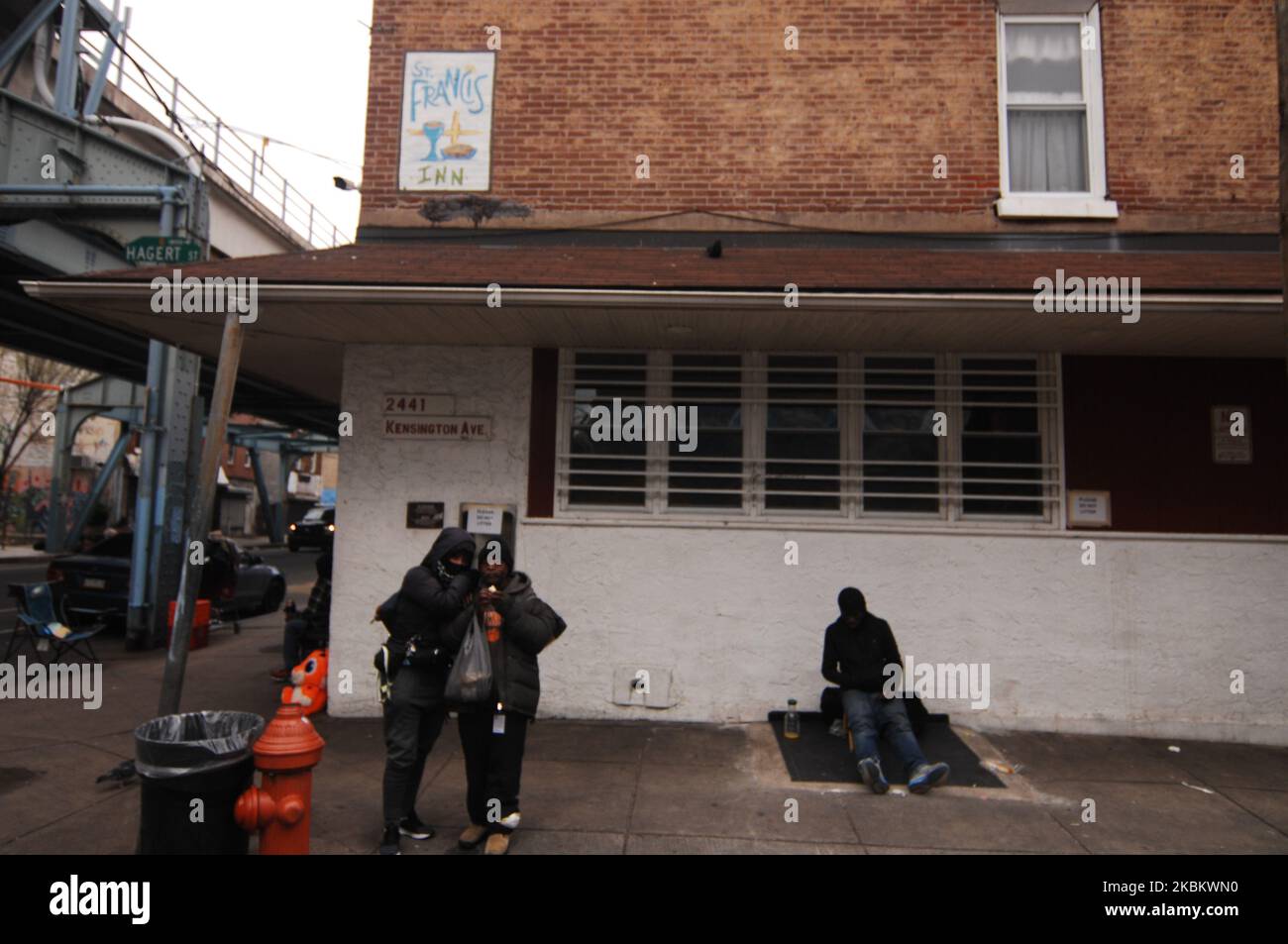 Les résidents sans-abri attendent devant une mission sur l'avenue Kensington à Philadelphie, en Pennsylvanie, sur 1 avril 2020. (Photo par Cory Clark/NurPhoto) Banque D'Images