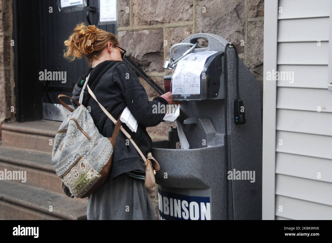 Une jeune femme sans domicile se lave les mains à un poste d'assainissement en dehors d'une mission à Kensington of Philadelphia, PA, on 1 avril 2020. (Photo par Cory Clark/NurPhoto) Banque D'Images