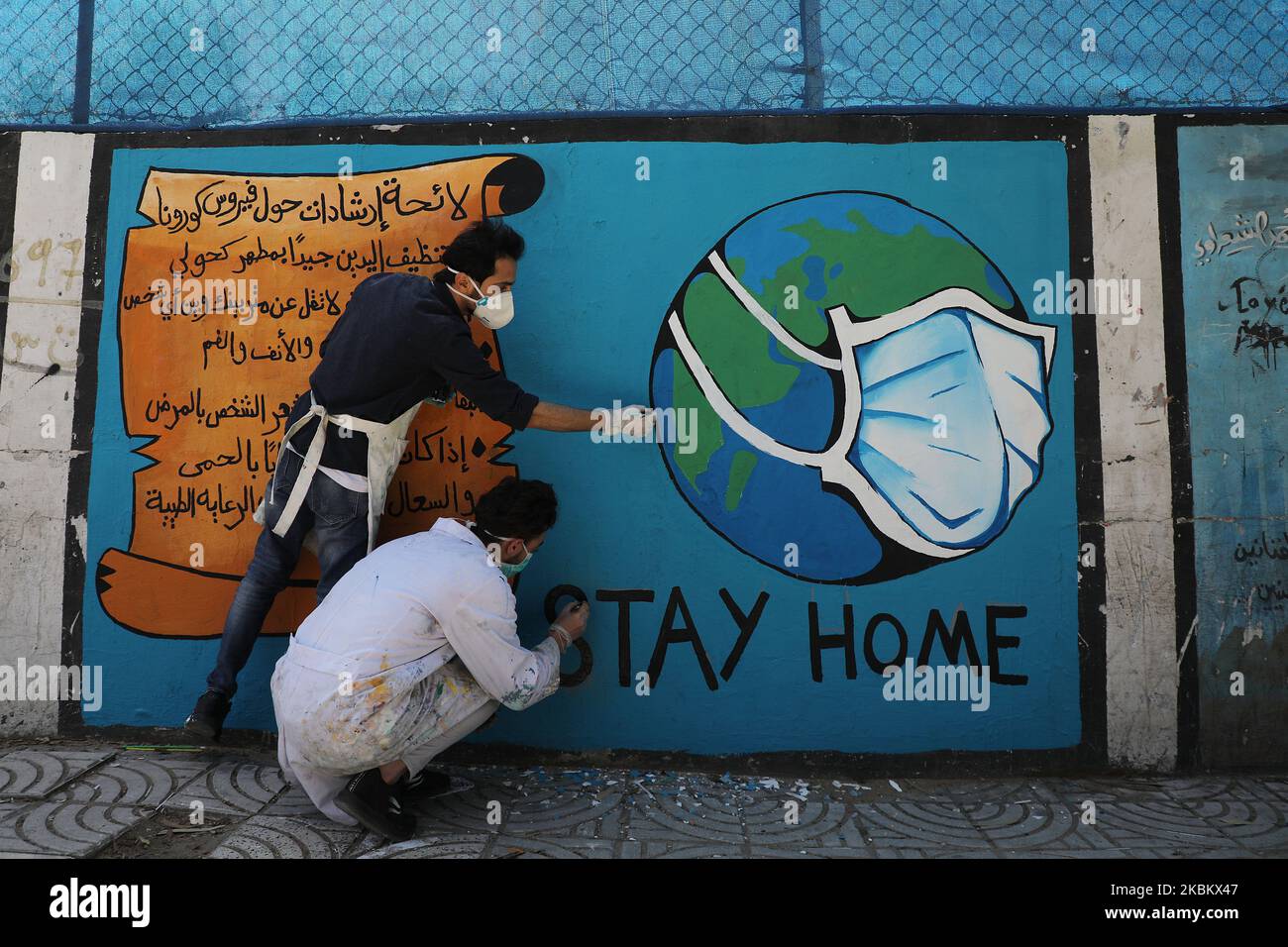 Des artistes palestiniens dessinent une fresque lors d'une campagne de sensibilisation sur le coronavirus COVID-19, à Gaza, on,City 2 avril,2020. (Photo de Majdi Fathi/NurPhoto) Banque D'Images