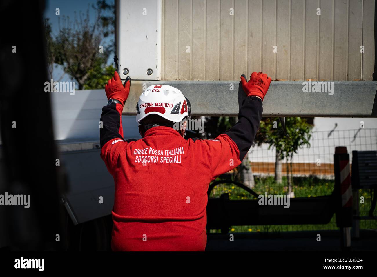 c.o.e. Avezzano (Croix-Rouge italienne) en action pendant le transport d'un conteur de Lanciano (ch, Abruzzo) à l'hôpital A. Cardarelli de Campobasso à Molise avec la protection civile Molise, vivent sur 2 avril 2020 à Lanciano, Italie (photo de Federica Roselli/NurPhoto) Banque D'Images