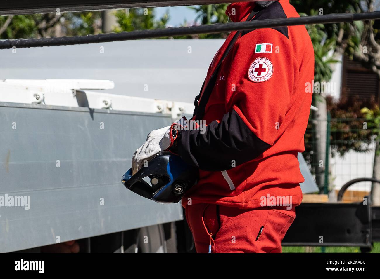 c.o.e. Avezzano (Croix-Rouge italienne) en action pendant le transport d'un conteur de Lanciano (ch, Abruzzo) à l'hôpital A. Cardarelli de Campobasso à Molise avec la protection civile Molise, vivent sur 2 avril 2020 à Lanciano, Italie (photo de Federica Roselli/NurPhoto) Banque D'Images