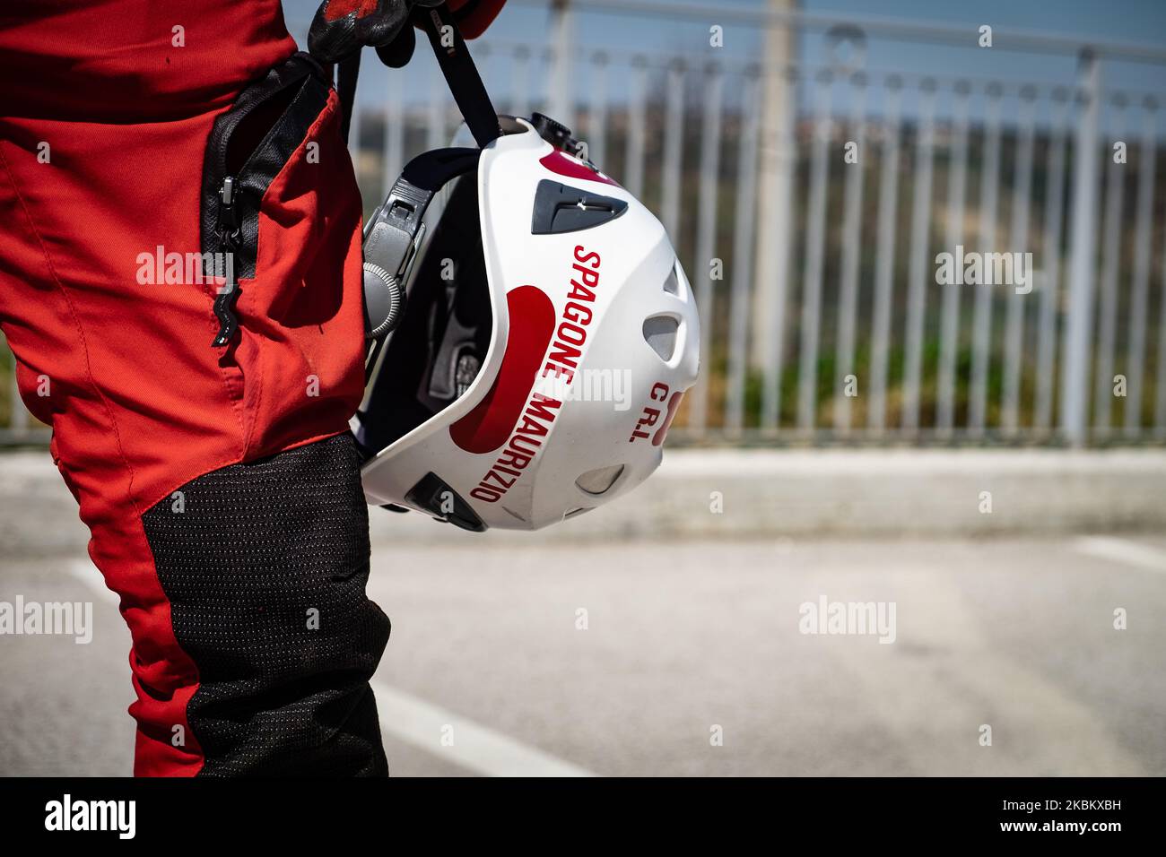 c.o.e. Avezzano (Croix-Rouge italienne) en action pendant le transport d'un conteur de Lanciano (ch, Abruzzo) à l'hôpital A. Cardarelli de Campobasso à Molise avec la protection civile Molise, vivent sur 2 avril 2020 à Lanciano, Italie (photo de Federica Roselli/NurPhoto) Banque D'Images
