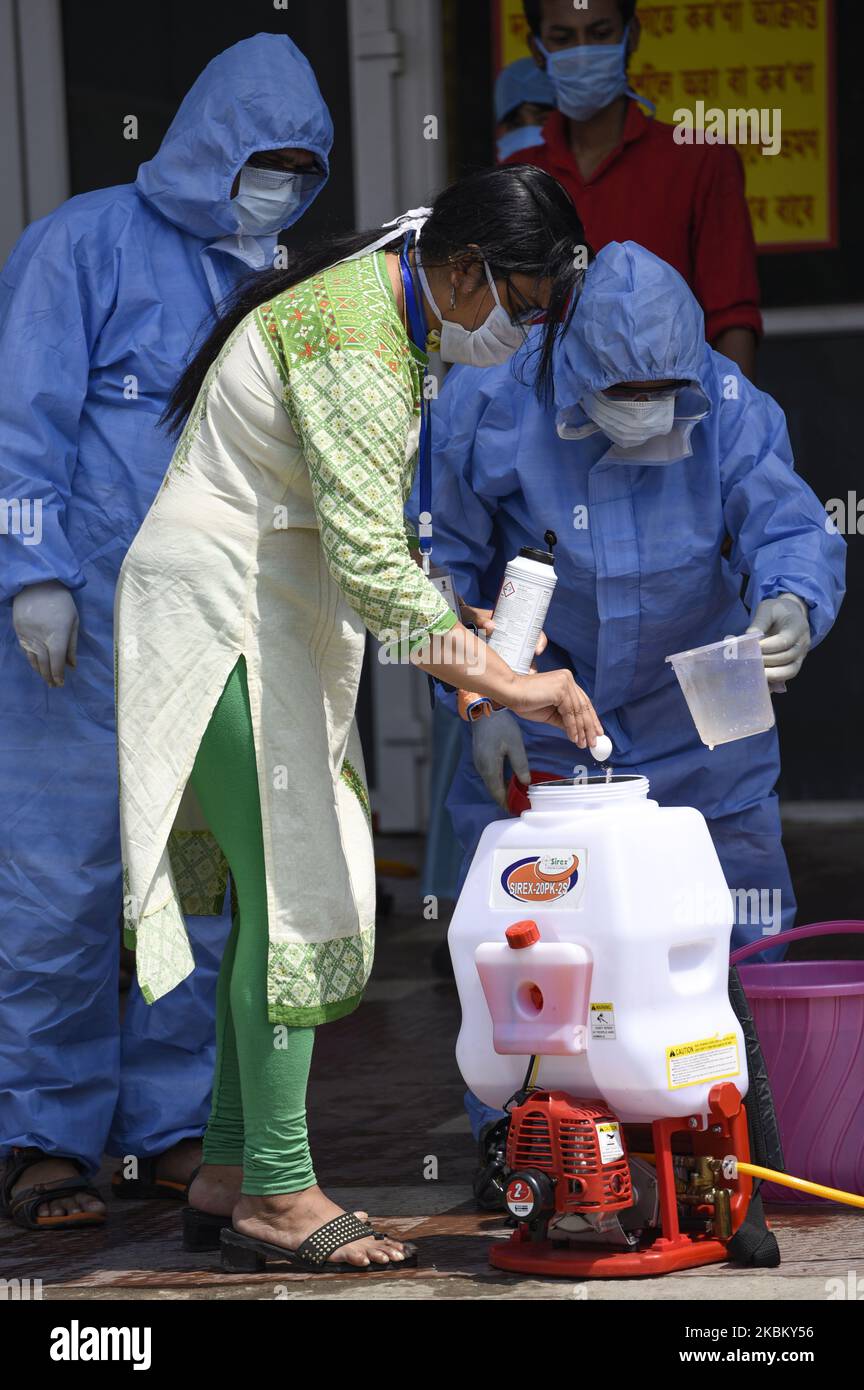 Le 3 avril 2020, les travailleurs de la santé préparent le désinfectant à l'hôpital du Collège médical de Guwahati (GMCH), lors d'un confinement à l'échelle nationale, en tant que mesure préventive contre le coronavirus COVID-19, à Guwahati, Assam, en Inde. (Photo de David Talukdar/NurPhoto) Banque D'Images