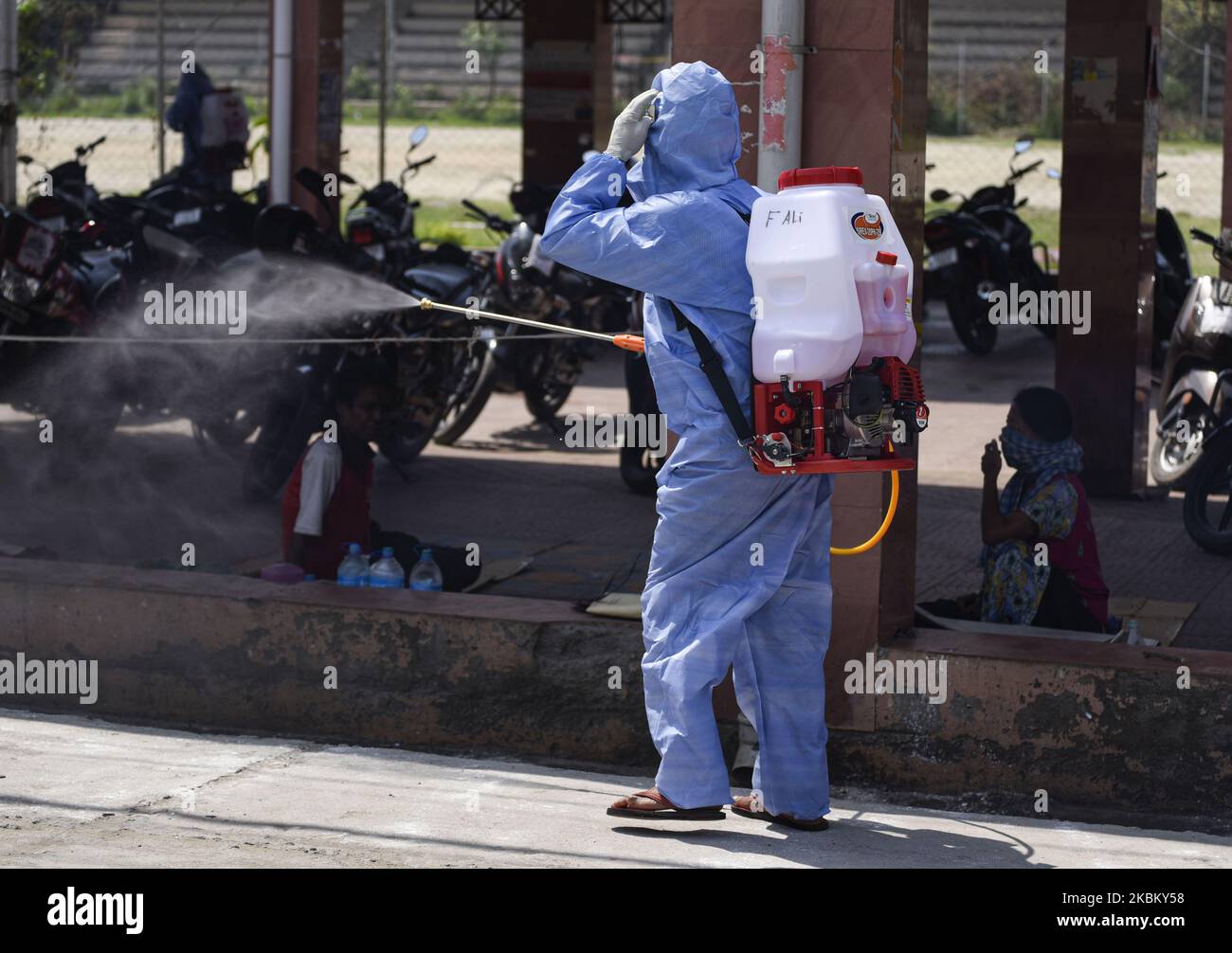 Le 3 avril 2020, un agent de santé vaporise du désinfectant à l'hôpital du Collège médical de Guwahati (GMCH), lors d'un confinement à l'échelle nationale, à titre de mesure préventive contre le coronavirus COVID-19, à Guwahati, Assam, en Inde. (Photo de David Talukdar/NurPhoto) Banque D'Images
