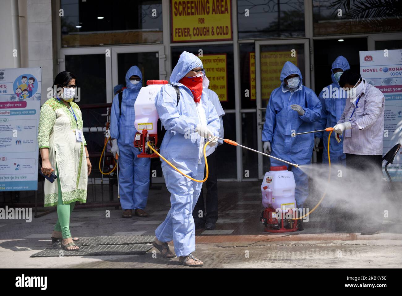 Le 3 avril 2020, un agent de santé vaporise du désinfectant à l'hôpital du Collège médical de Guwahati (GMCH), lors d'un confinement à l'échelle nationale, à titre de mesure préventive contre le coronavirus COVID-19, à Guwahati, Assam, en Inde. (Photo de David Talukdar/NurPhoto) Banque D'Images