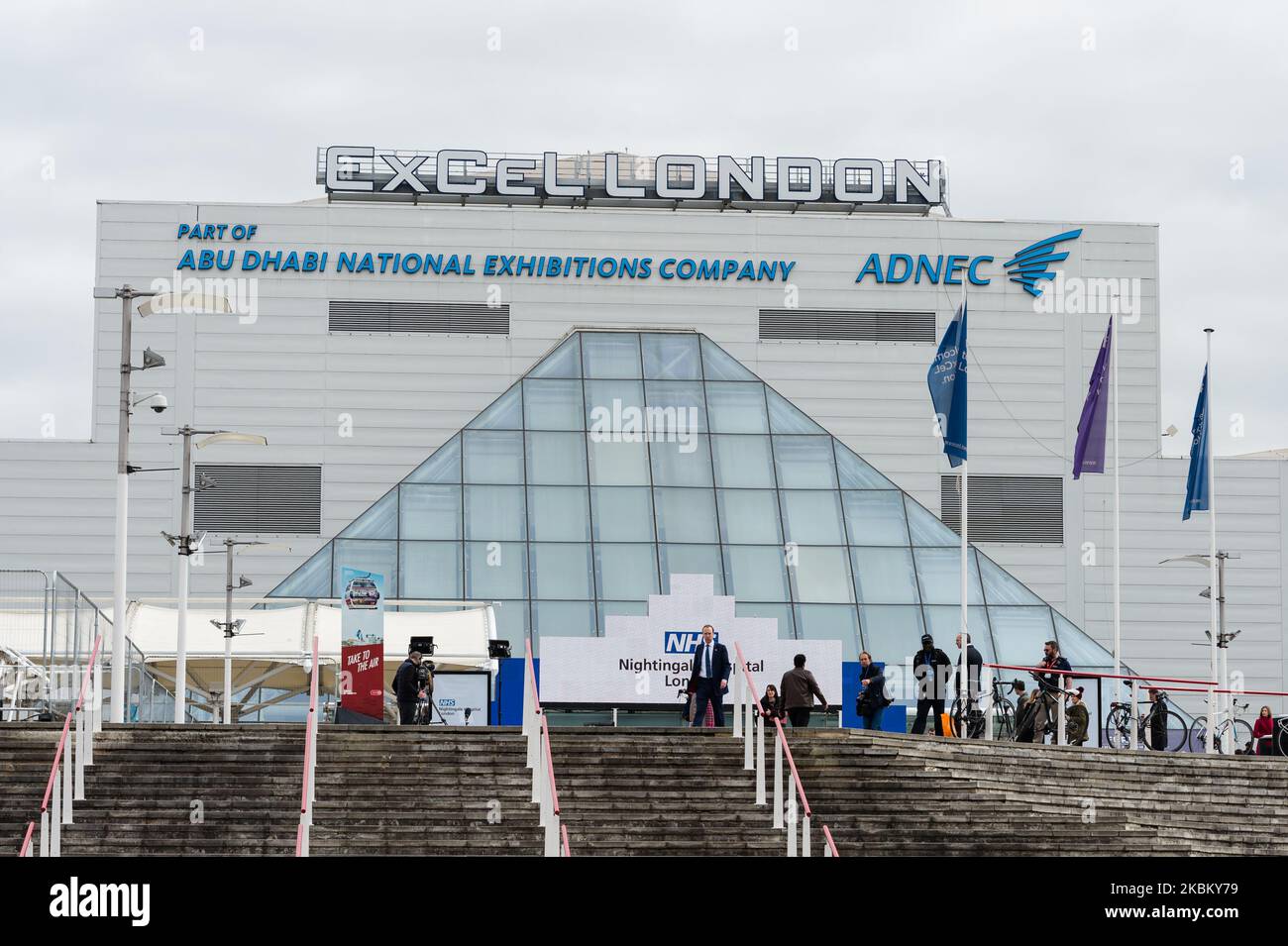 Le secrétaire d'État à la Santé et aux soins sociaux, Matt Hancock, pose des photos après l'ouverture du nouvel hôpital NHS Nightingale au centre de conférence Excel le 03 avril 2020 à Londres, en Angleterre. L'hôpital de campagne de Londres, qui a été construit en neuf jours avec l'aide de l'armée, fournira initialement jusqu'à 500 lits équipés de ventilateurs et d'oxygène pour les patients Covid-19 avec le potentiel d'augmenter la capacité jusqu'à 4 000 lits si cela est nécessaire. (Photo de Wiktor Szymanowicz/NurPhoto) Banque D'Images