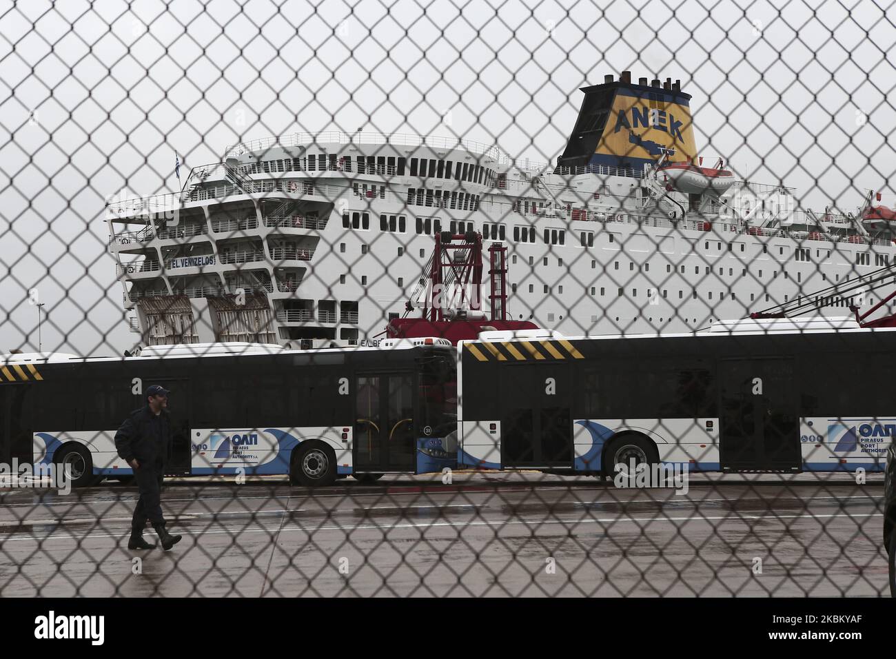 Le bateau à passagers Eleftherios Venizelos est amarré à un quai dans le port du Pirée, près d'Athènes, le vendredi 3 avril 2020. Selon les autorités grecques, plus de 100 personnes à bord du navire ont été confirmées comme étant positives pour le COVID-19. Le navire a été affrété pour abriter des travailleurs de divers pays qui devaient travailler sur un projet de construction navale en Espagne et a été ancré à l'extérieur du port du Pirée pendant plusieurs jours. (Photo de Panayotis Tzamaros/NurPhoto) Banque D'Images