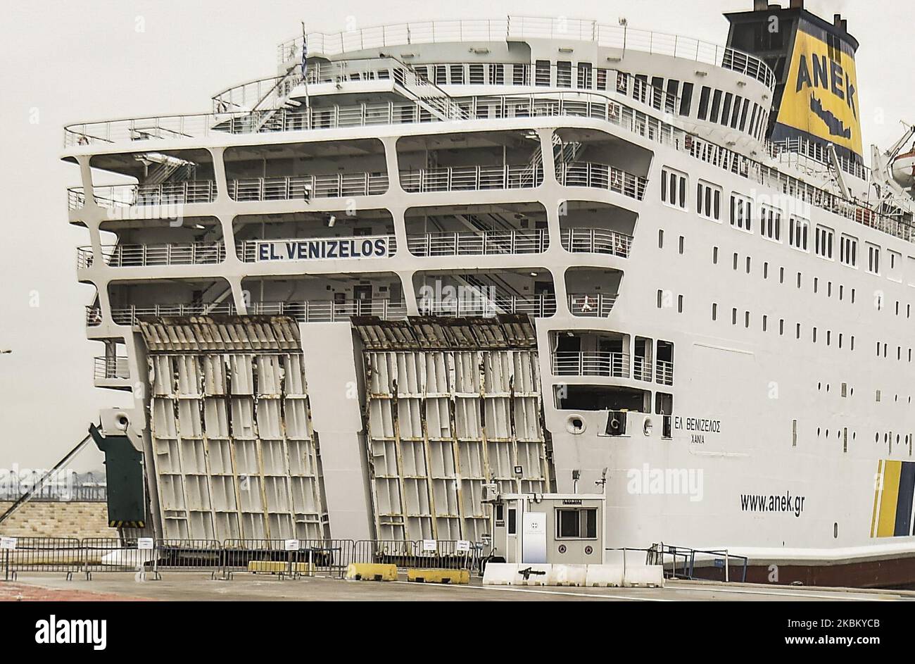 Le ferry grec 'Eleftherios Venizelos' est amarré au port de Pireaus sous quarantaine sur 3 avril 2020, après que les autorités ont trouvé 119 positifs ses 383 passagers infectés par le covid-19. - Le ferry transporte une équipage de 34 personnes et 349 marins de différentes nationalités, parmi lesquels deux citoyens grecs. (Photo par Dimitris Lampropoulos/NurPhoto) Banque D'Images