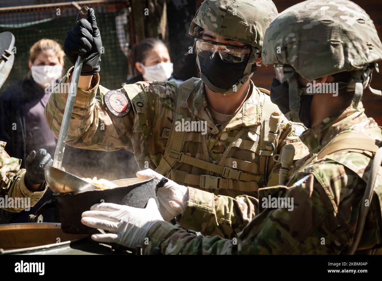 L'armée Argentine distribue plus de 24 000 rations alimentaires à la Matanza, province de Buenos Aires, en Argentine, sur le 3 avril 2020, dans le cadre de la pandémie du coronavirus d'urgence, le COVID-19. (Photo par Federico Rotter/NurPhoto) Banque D'Images