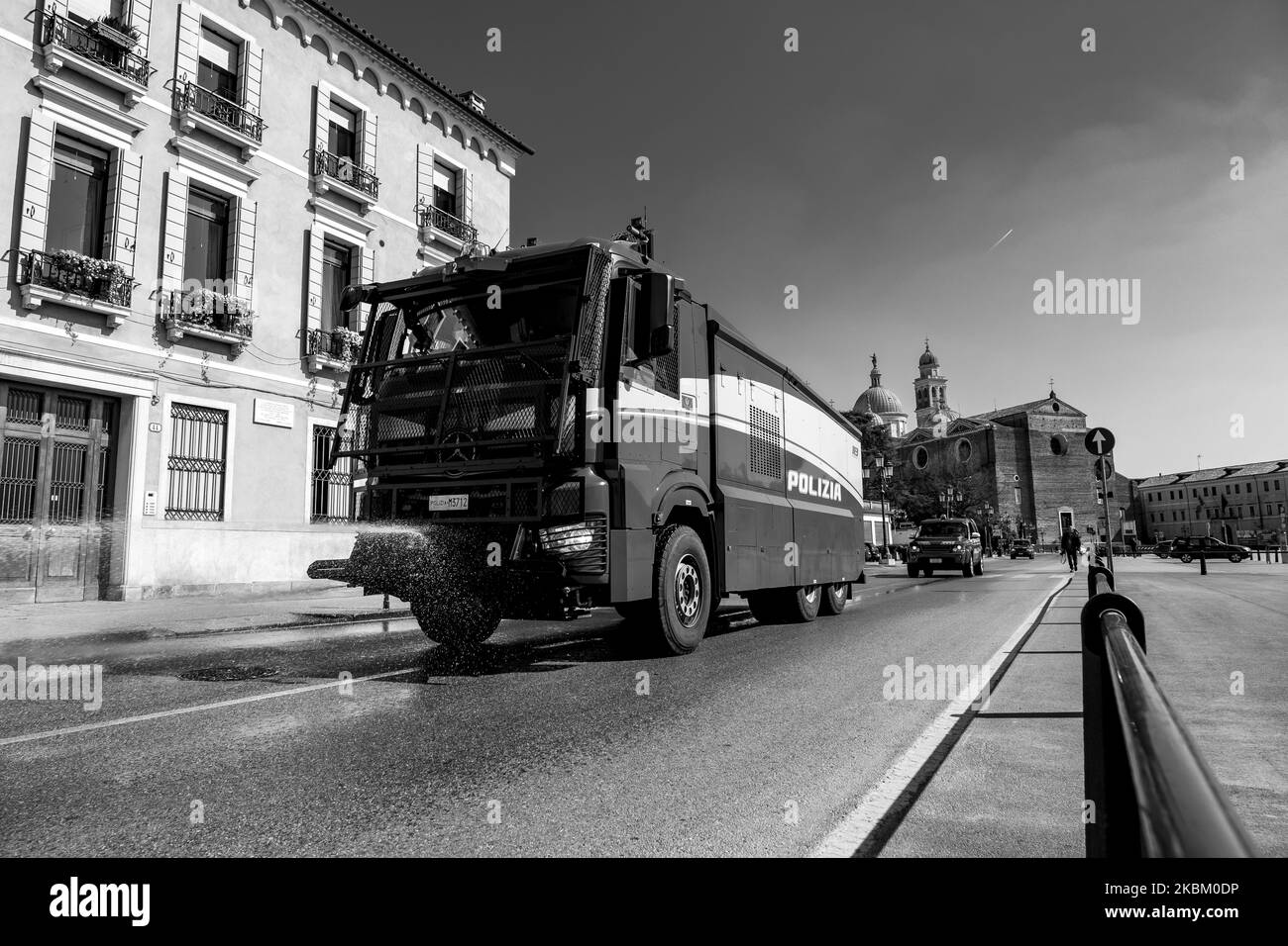 (NOTE DE LA RÉDACTION: L'image a été convertie en noir et blanc) afin de se conformer aux nouvelles réglementations imposées par le Premier ministre Giuseppe Conte avec le dernier décret du Premier ministre, la police de Padoue a commencé à désinfecter les routes les plus fréquentées à l'aide d'un pétrolier spécial. Dans la photo un moment de la désinfestation entre Prato della Valle et la Basilique de Sant'Antonio, Padoue, Italie, sur 3 avril 2020. (Photo de Roberto Silvino/NurPhoto) Banque D'Images