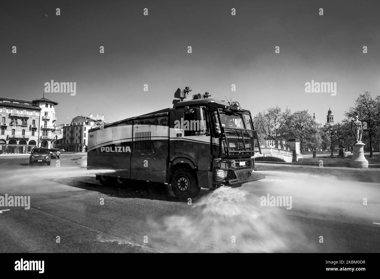 (NOTE DE LA RÉDACTION: L'image a été convertie en noir et blanc) afin de se conformer aux nouvelles réglementations imposées par le Premier ministre Giuseppe Conte avec le dernier décret du Premier ministre, la police de Padoue a commencé à désinfecter les routes les plus fréquentées à l'aide d'un pétrolier spécial. Dans la photo un moment de la désinfestation entre Prato della Valle et la Basilique de Sant'Antonio, Padoue, Italie, sur 3 avril 2020. (Photo de Roberto Silvino/NurPhoto) Banque D'Images