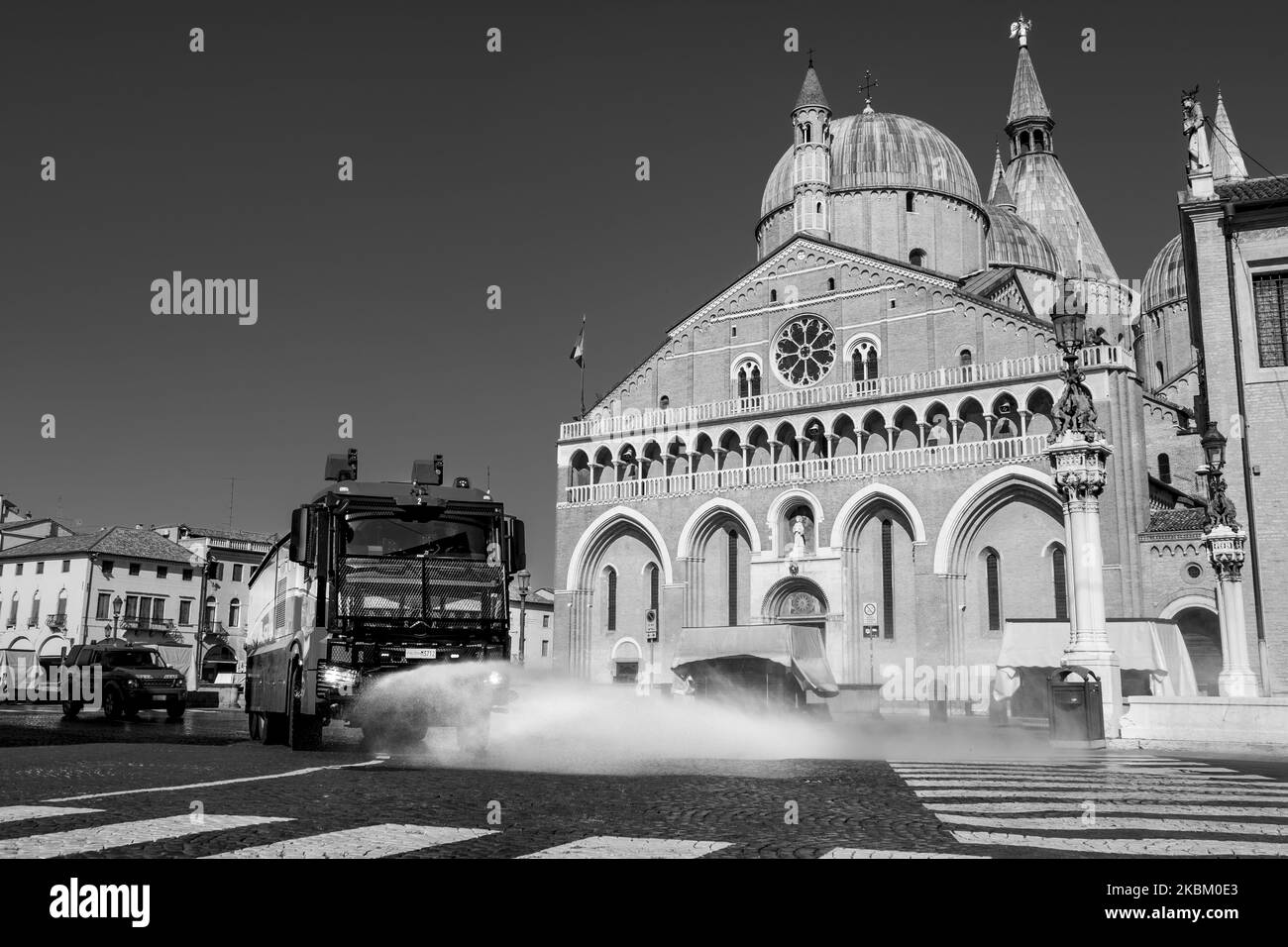 (NOTE DE LA RÉDACTION: L'image a été convertie en noir et blanc) afin de se conformer aux nouvelles réglementations imposées par le Premier ministre Giuseppe Conte avec le dernier décret du Premier ministre, la police de Padoue a commencé à désinfecter les routes les plus fréquentées à l'aide d'un pétrolier spécial. Dans la photo un moment de la désinfestation entre Prato della Valle et la Basilique de Sant'Antonio, Padoue, Italie, sur 3 avril 2020. (Photo de Roberto Silvino/NurPhoto) Banque D'Images