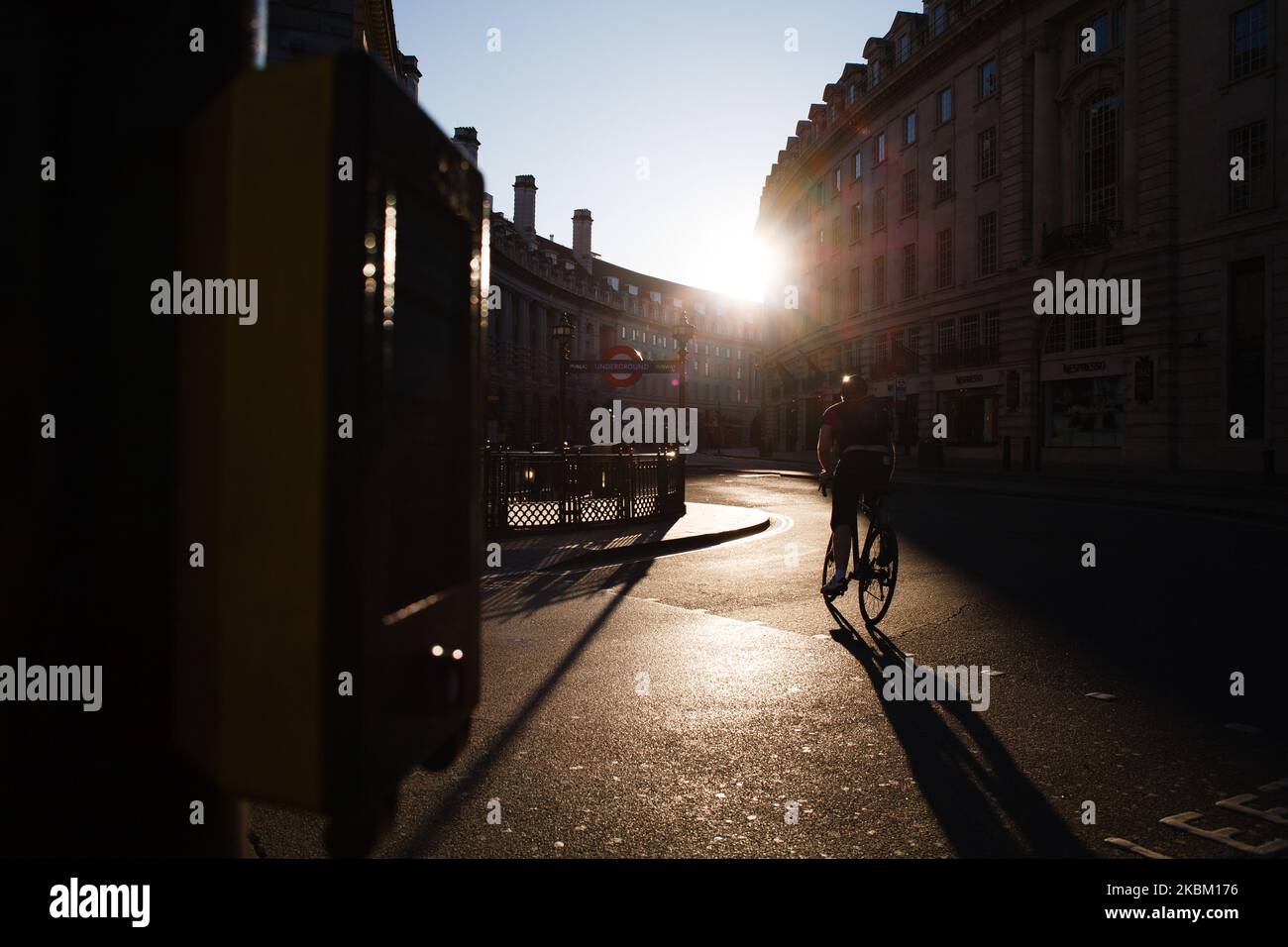 Un cycliste se rend sur une rue Régent presque déserte depuis Piccadilly Circus, sous le soleil de la soirée à Londres, en Angleterre, sur 4 avril 2020. Au Royaume-Uni, 41 903 cas de coronavirus covid-19 ont été confirmés, dont 4 313 sont morts. Le pays entre-temps est maintenant près de quinze jours dans son « verrouillage », qui doit être revu après une période initiale de trois semaines, bien qu'une prolongation soit largement attendue. Le secrétaire d'État britannique à la Santé et aux soins sociaux, Matt Hancock, a insisté hier sur le fait que le gouvernement continue d'insister sur les personnes qui restent chez elles pour l'audiovisuel Banque D'Images