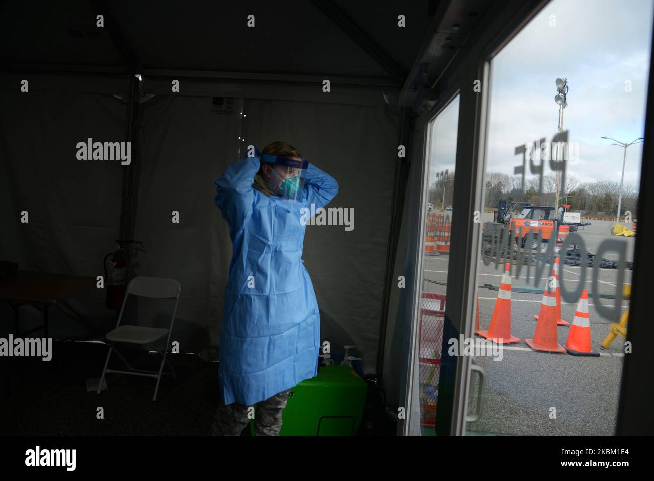 Alyssa Volkmer, 25 ans, met son équipement de protection personnel au centre de test COVID-19 et au centre d'évaluation de terrain de Stony Brook, New York. L'installation devrait tester 979 victimes présumées du coronavirus aujourd'hui, sur 4 avril 2020. (Photo par B.A. Van Sise/NurPhoto) Banque D'Images