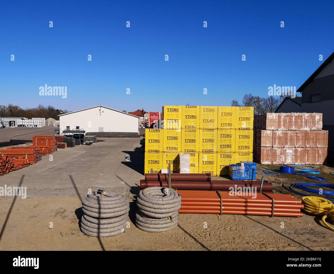Des blocs de béton cellulaire Ytong, des tuyaux d'égout et d'autres matériaux de construction dans un dépôt de construction de MTD sont vus à Gdansk, en Pologne, le 5 avril 2020 (photo de Michal Fludra/NurPhoto) Banque D'Images