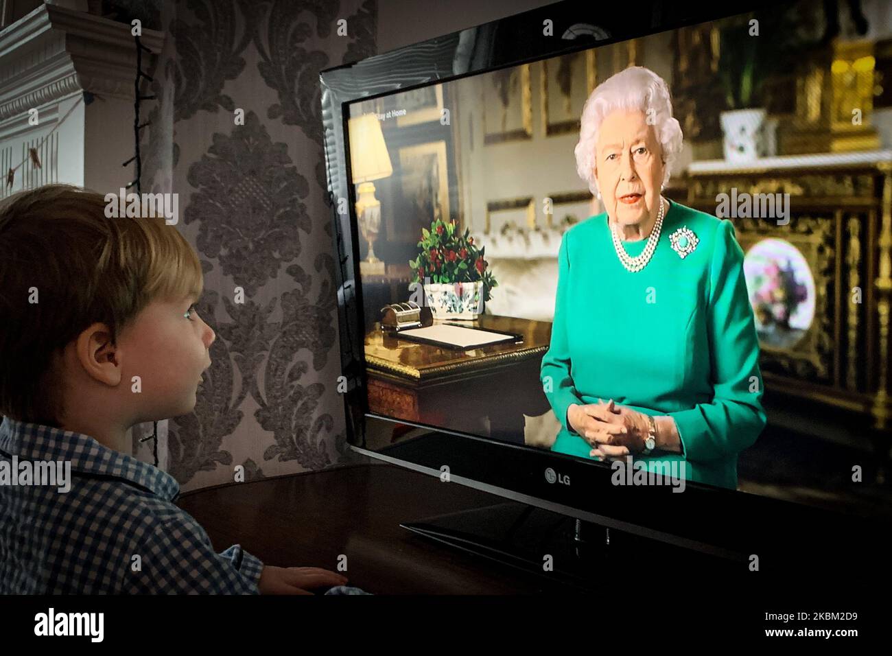 Le fils du photographe, regarde de chez lui pendant que la reine Elizabeth II s'adresse à la nation dans une émission spéciale au Royaume-Uni et au Commonwealth en relation avec l'épidémie de coronavirus au 05 avril 2020. (Photo de Robin Pope/NurPhoto) Banque D'Images