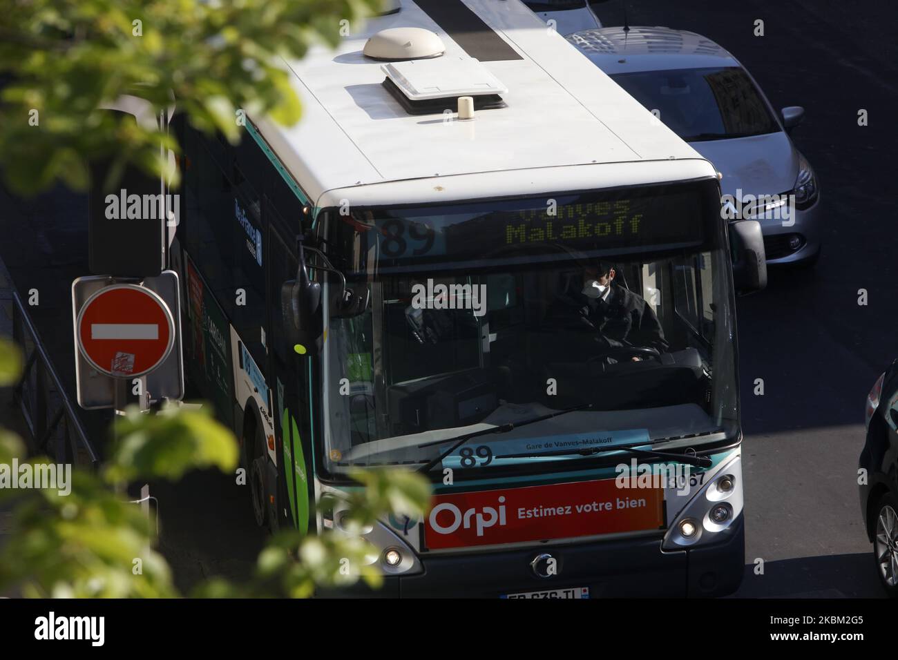 Le chauffeur de bus de la RATP porte un masque, le 6 avril 2020 de mars à Paris, en France, pendant le confinement en France pour arrêter la propagation du nouveau coronavirus COVID-19. (Photo de Mehdi Taamallah/NurPhoto) Banque D'Images