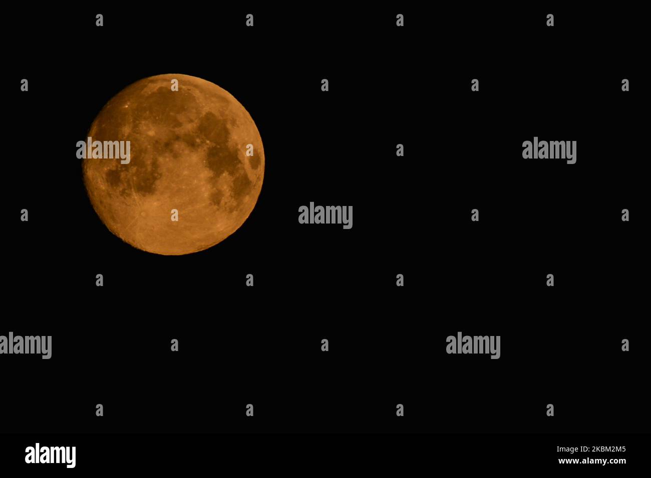 Vue sur la lune rose, ou la pleine lune d'avril, la plus proche de l'année, vue sur Cracovie. Mardi, 7 avril 2020, à Cracovie, en Pologne. (Photo par Artur Widak/NurPhoto) Banque D'Images