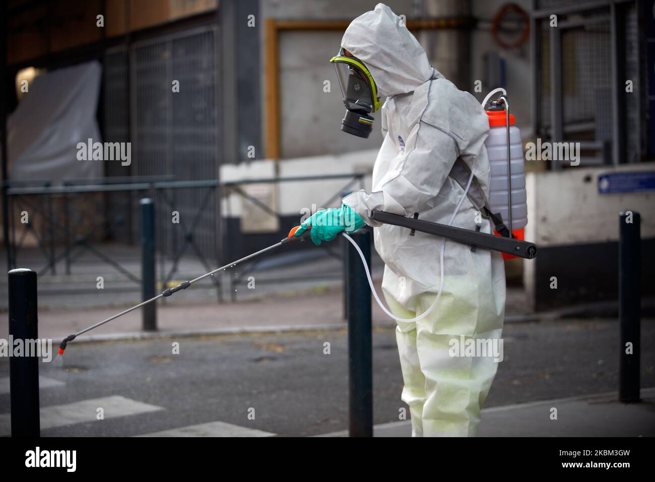 Toulouse a commencé à désinfecter ses rues et ses meubles urbains pour enrayer la propagation du coronavirus SRAS-COV-2, responsable de la maladie de Covid-19. L'agent de nettoyage utilise de l'eau de Javel diluée pour cracher. Ils portent des costumes et des gants de protection et un masque facial. Plus de 180 endroits seront désinfectés dans les prochains jours. En France, à ce jour, le virus SRAS-COV-2 a tué plus de 8000 personnes. Toulouse. France. 7 avril 2020. (Photo d'Alain Pitton/NurPhoto) Banque D'Images