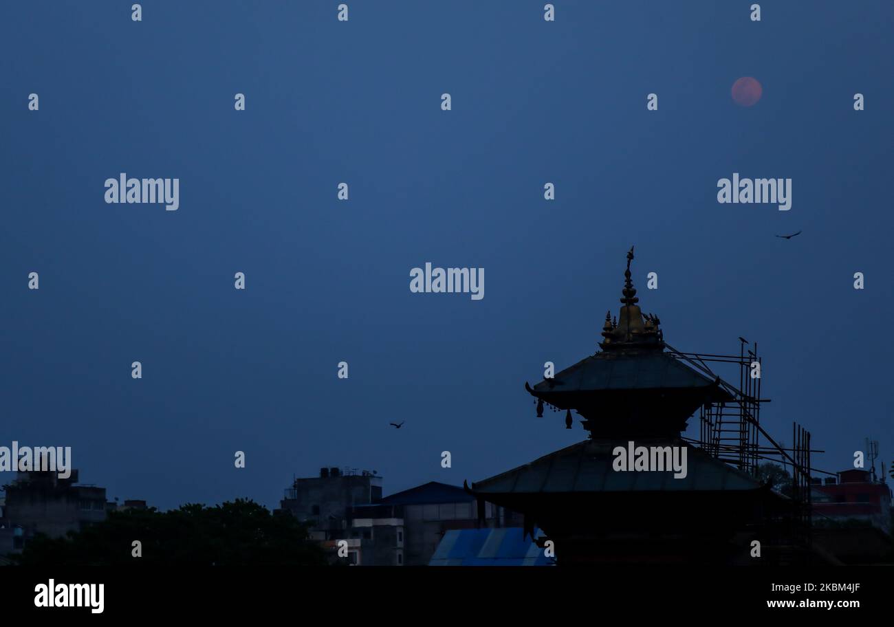 La pleine lune s'élève au-dessus de la place Basantapur Durbar, un site du patrimoine mondial de l'UNESCO à Katmandou, Népal, mardi, 6 avril , 2020. (Photo par Saroj Baizu/NurPhoto) Banque D'Images