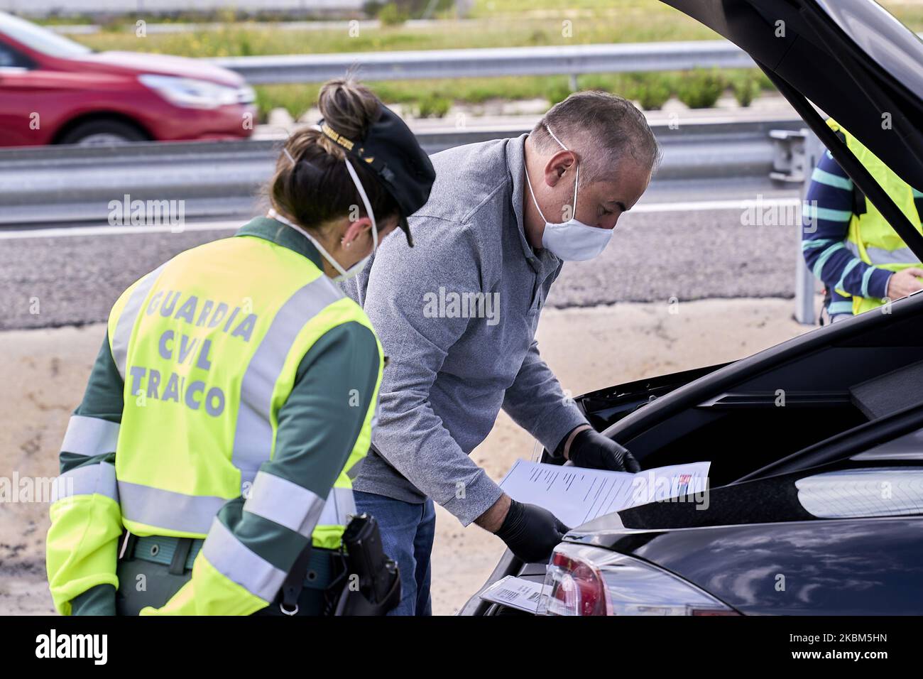 Guardia contrôle civil de la route pour éviter les mouvements injustifiés pendant Pâques à Madrid, Espagne. 08 avril 2020. (Photo de A. Ware/NurPhoto) Banque D'Images