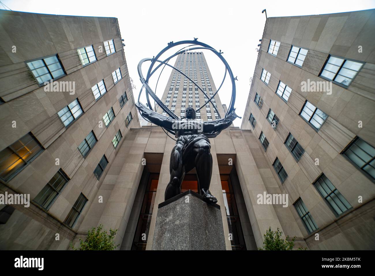 Statue de bronze de l'Atlas au Rockefeller Center de Fifth Avenue, New York, Etats-Unis sur 13 février 2020. La grande sculpture de 15feet de l'Atlas de la mythologie grecque antique dépeint l'Atlas de Titan tenant les cieux sur son épaule et a été créé en 1937 par le sculpteur Lee Lawrie et René Paul Chambellan. (Photo de Nicolas Economou/NurPhoto) Banque D'Images