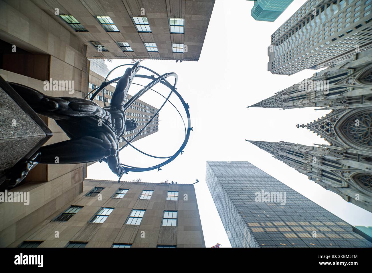 Statue de bronze de l'Atlas au Rockefeller Center de Fifth Avenue, New York, Etats-Unis sur 13 février 2020. La grande sculpture de 15feet de l'Atlas de la mythologie grecque antique dépeint l'Atlas de Titan tenant les cieux sur son épaule et a été créé en 1937 par le sculpteur Lee Lawrie et René Paul Chambellan. (Photo de Nicolas Economou/NurPhoto) Banque D'Images