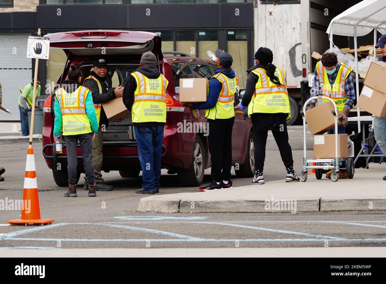 Le gouvernement de la ville distribue des produits de secours pendant la pandémie du coronavirus à Flushing, dans le Queens, à New York, aux États-Unis, en 8 avril 2020. (Photo de John Nacion/NurPhoto) Banque D'Images