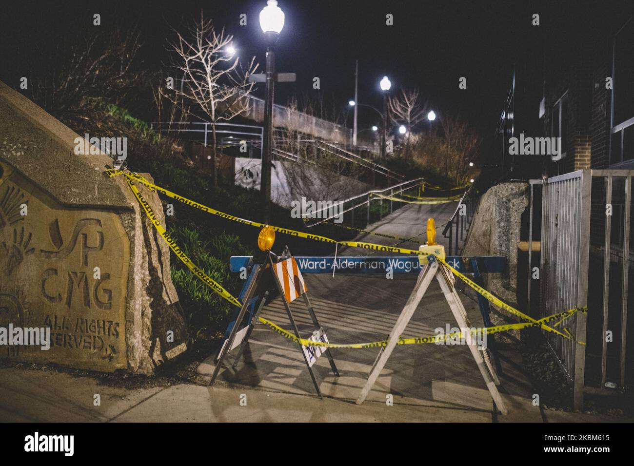 L'entrée au sentier de 606 de Chicago sur l'avenue California est fermée en raison de l'ordonnance de la ville sur les distances sociales à Chicago, aux États-Unis, sur 7 avril 2020. (Photo de Jim Vondruska/NurPhoto) Banque D'Images