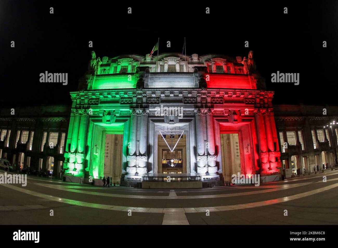 La façade de la gare centrale de Milan illuminée par le drapeau italien, Milan, avril 2020. Pour la première fois en 90 ans d'histoire, la gare centrale de Milan est illuminée par le drapeau italien - le Tricolore - de Gruppo Ferrovie dello Stato Italiano et Milano Centrale pour rendre hommage à la ville depuis l'un de ses lieux emblématiques. (Photo par Mairo Cinquetti/NurPhoto) Banque D'Images