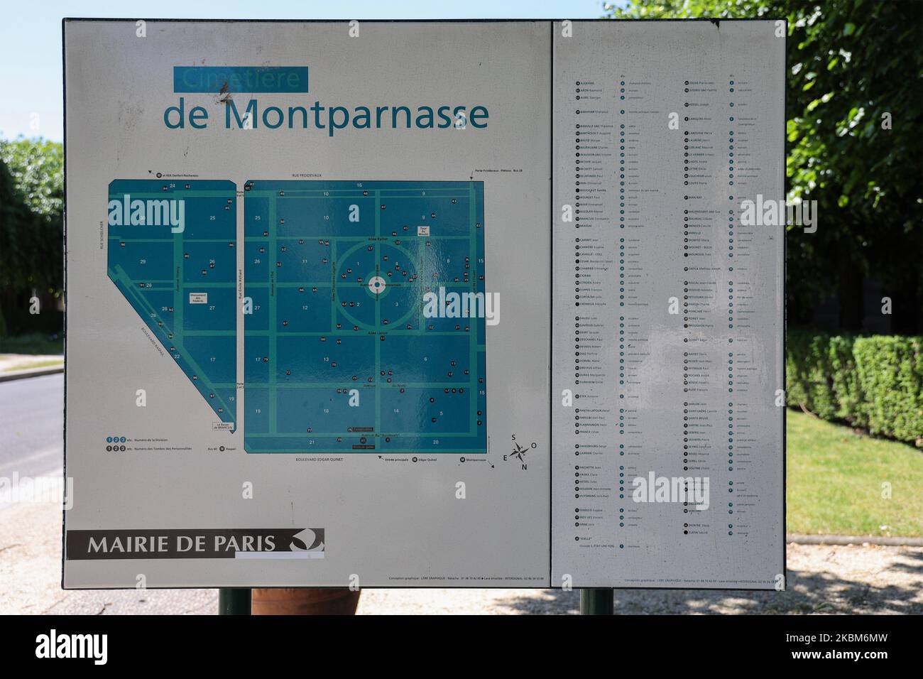 Panneau d'information et panneau au cimetière Montparnasse à Paris, France Banque D'Images